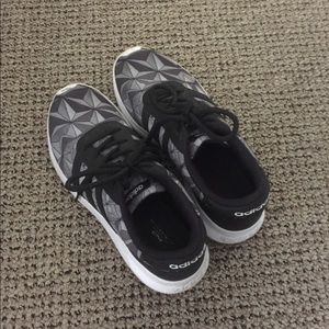 Women’s adidas light racer tennis shoes!!